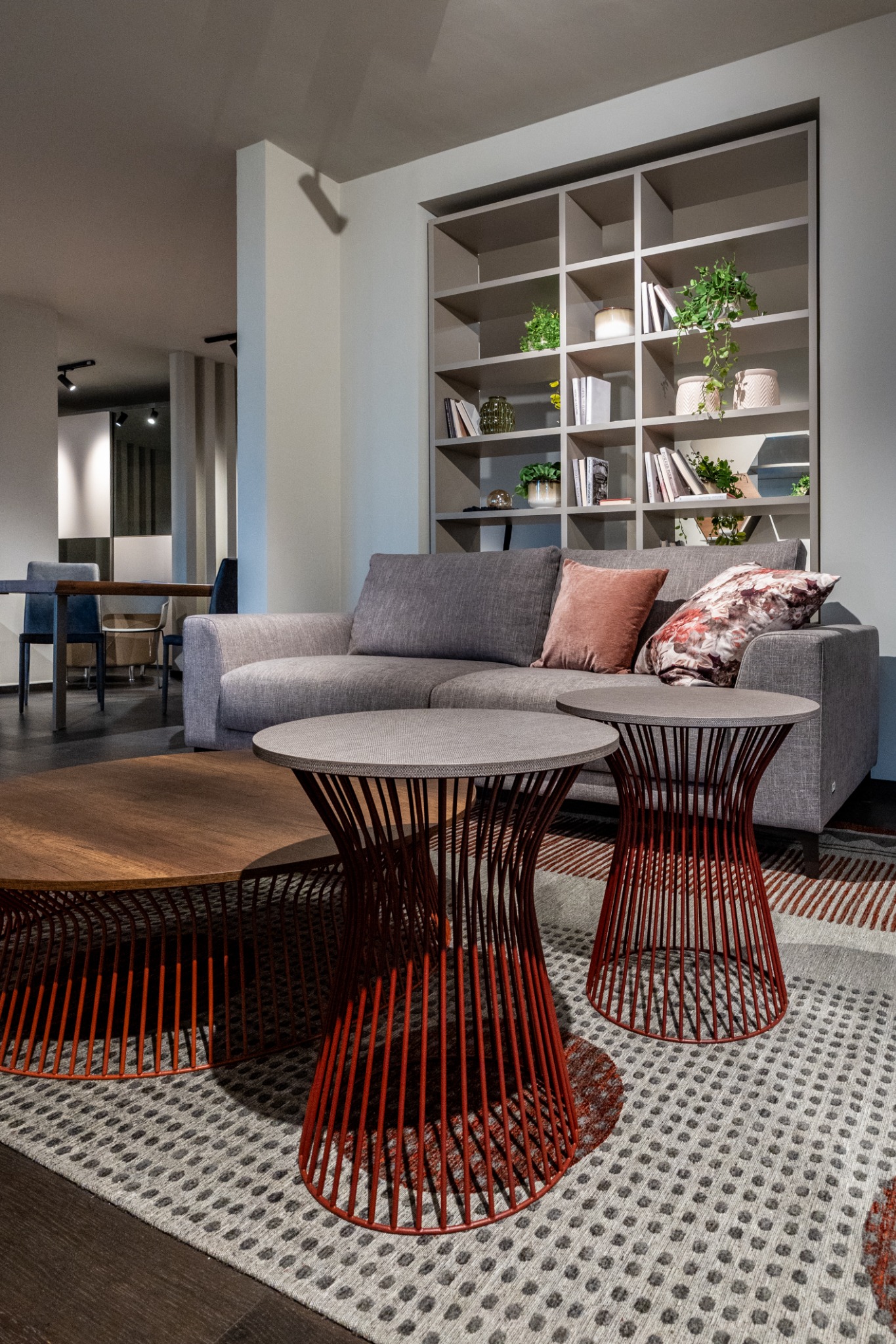 Divano con libreria e tavolini di design
