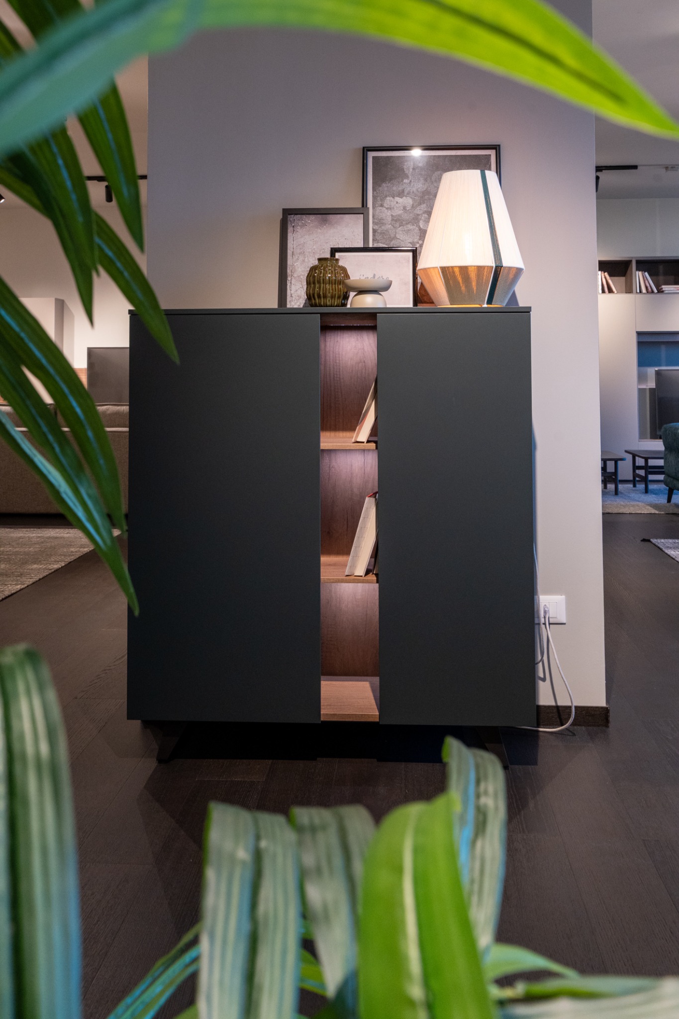 Madia con illuminazione e complementi