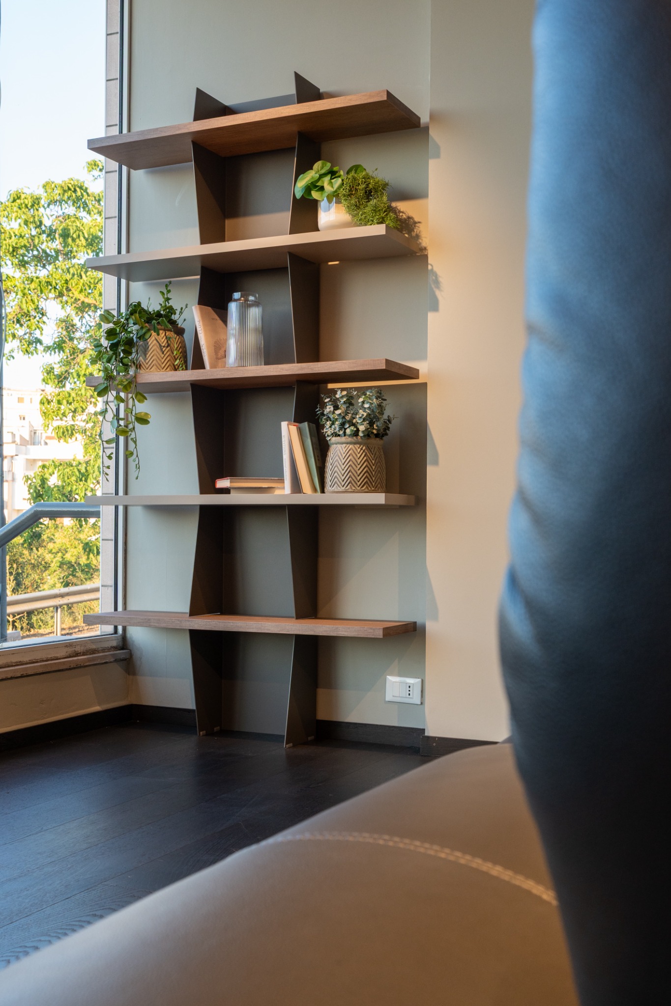 Libreria a parete accanto al living